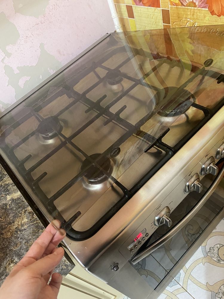 Продаю кухную газовую плиту 4конфортнуф в хорошем состоянийй