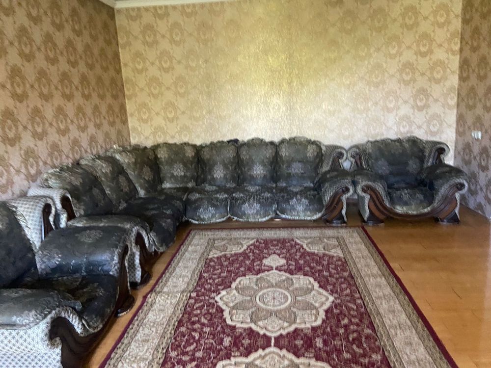 Срочно продам диван два кресла