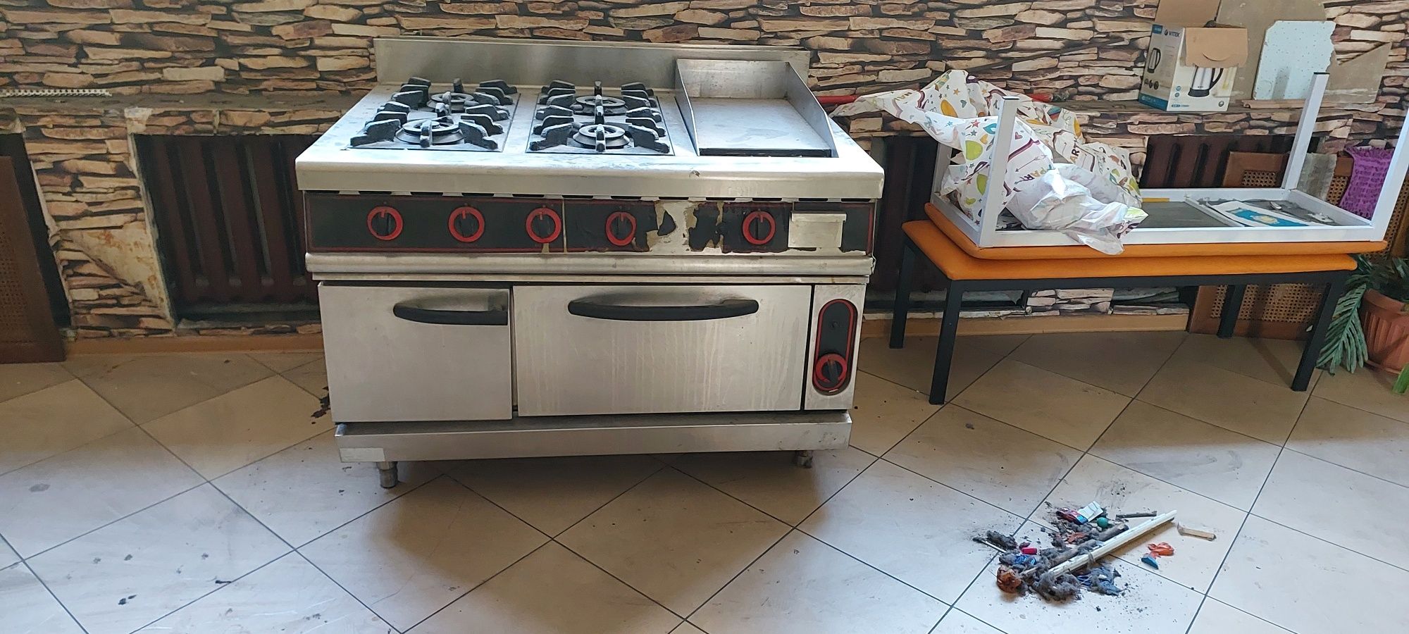 Продам газовую плиту с грилем  и духовкой  4х комфорочную.