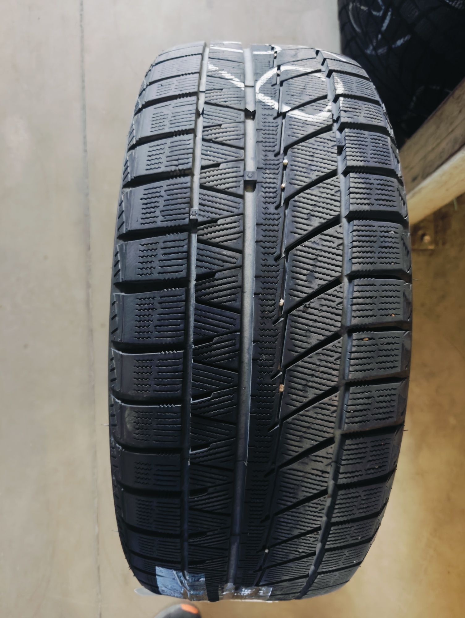 Шины RoadX WU02 235/50R18