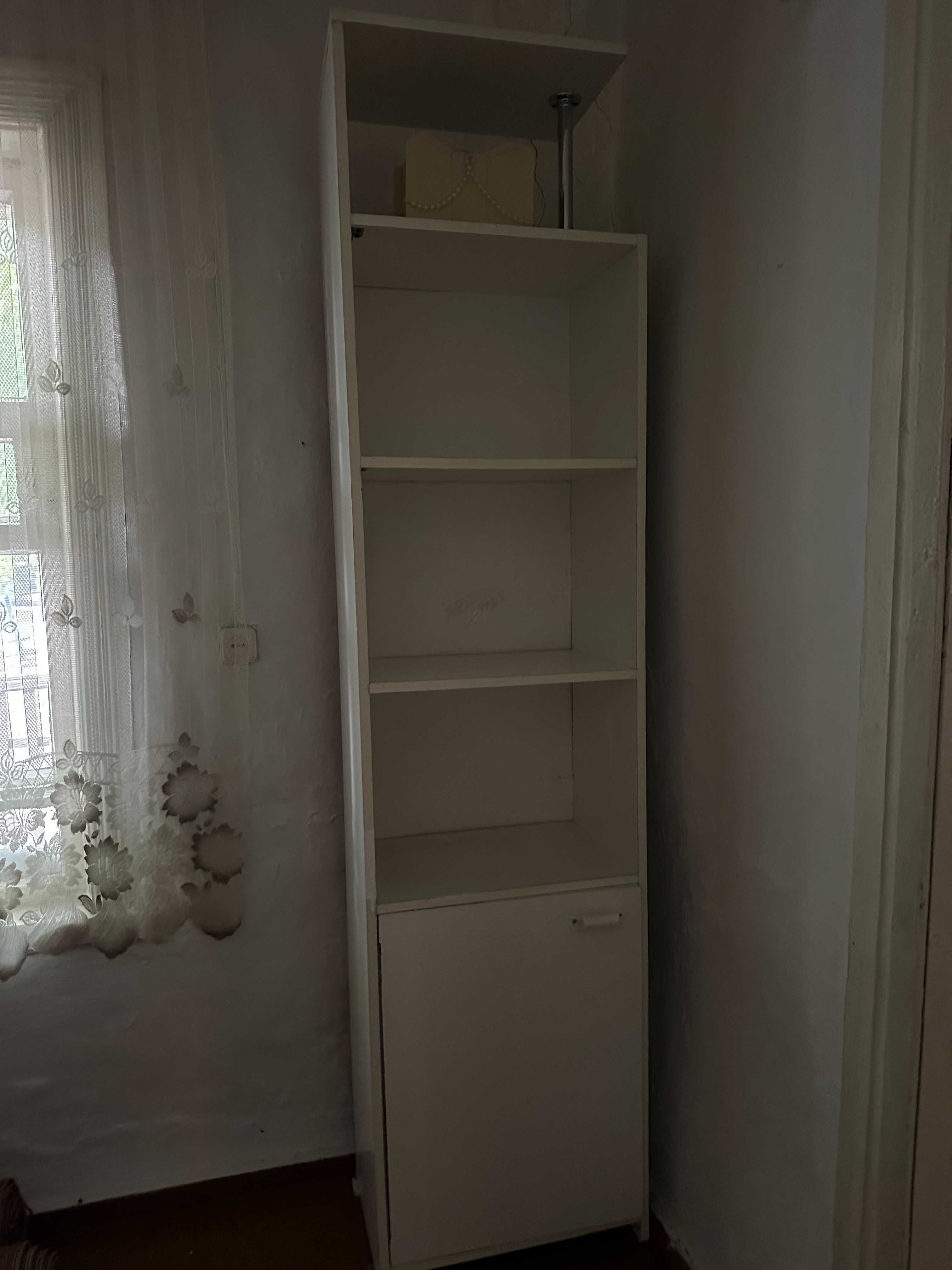 Высокий узкий белый шкаф. Подойдет в кухню и лоджию