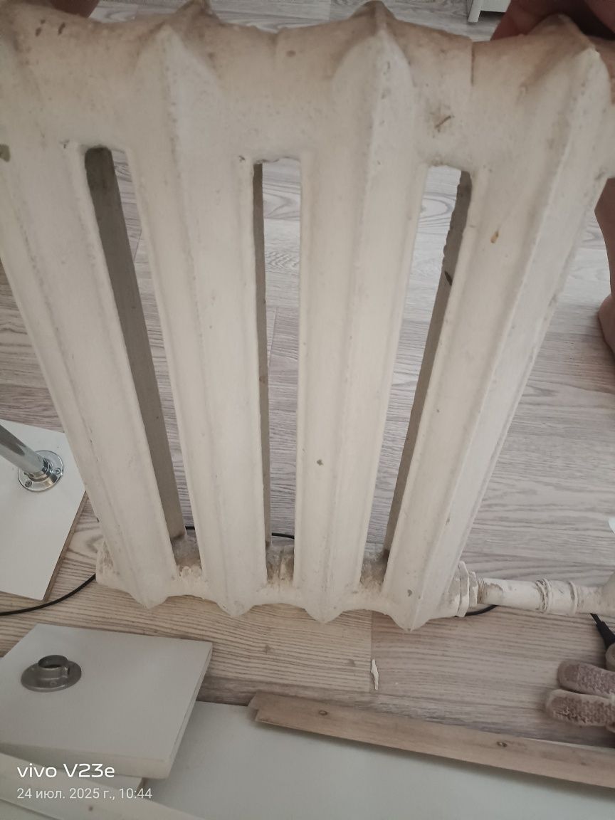 Продам чугунную батарею