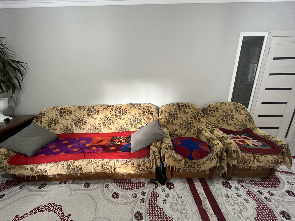 Продам диван с 2 креслами
