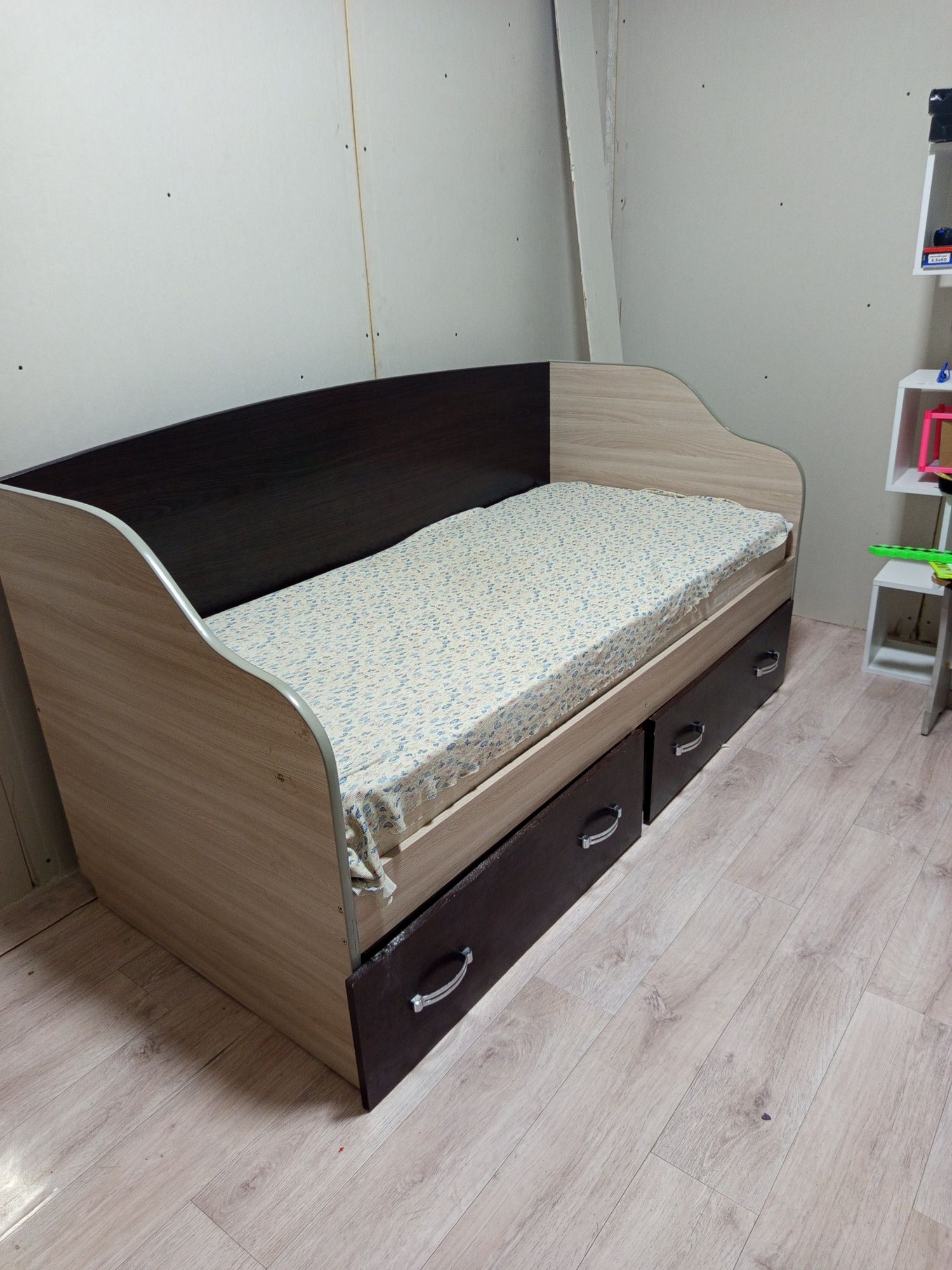 Продам кровать с ящиками