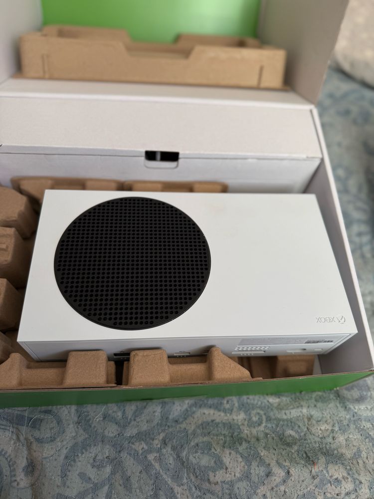 Xbox series s 512 2 джойстика с акб
