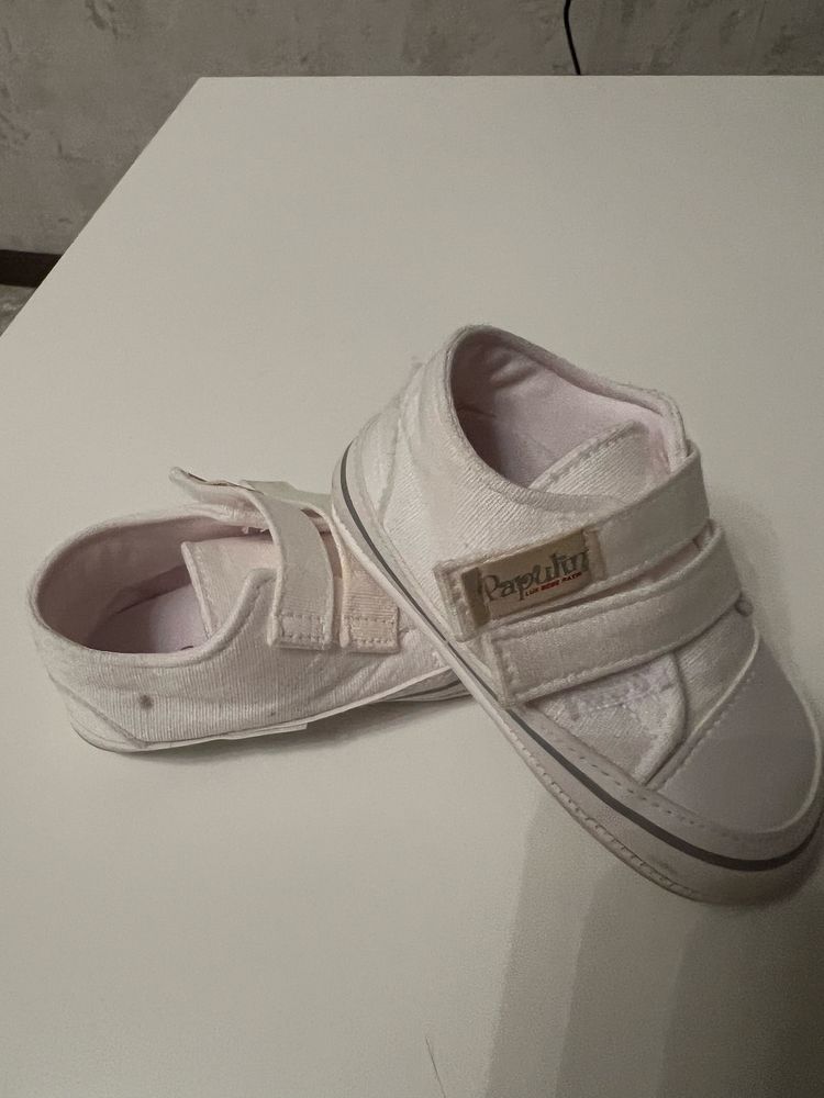 Продам детские кроссовки