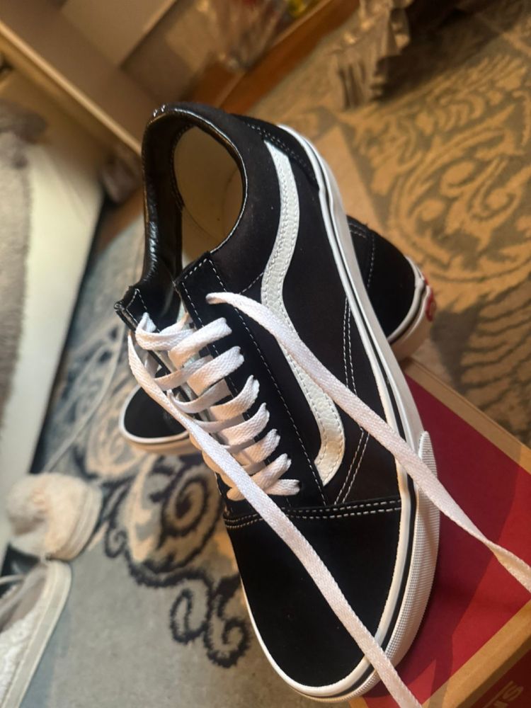 Продам Vans абсолютно новые. Ни разу не ношенные. Оригинальные.