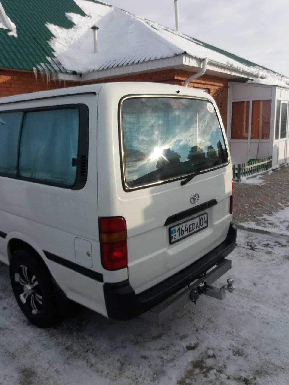 Тойота Hiace 2004 года