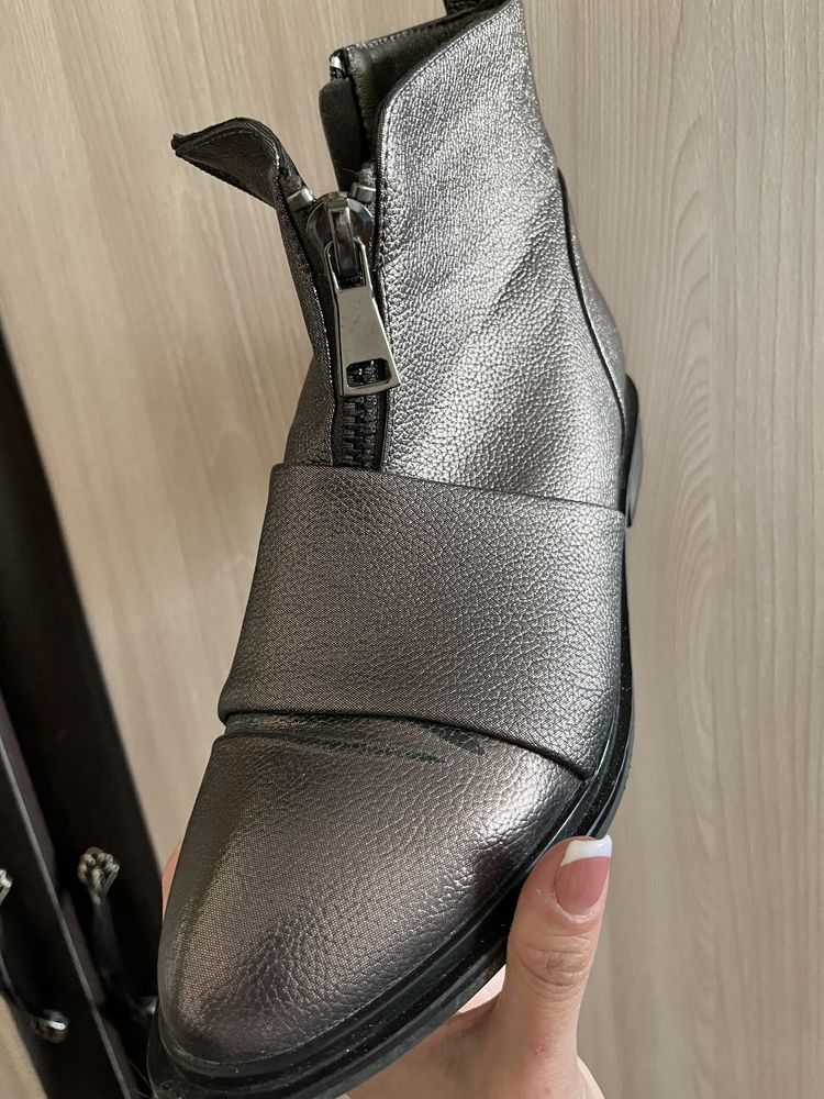 Продам ботинки женские