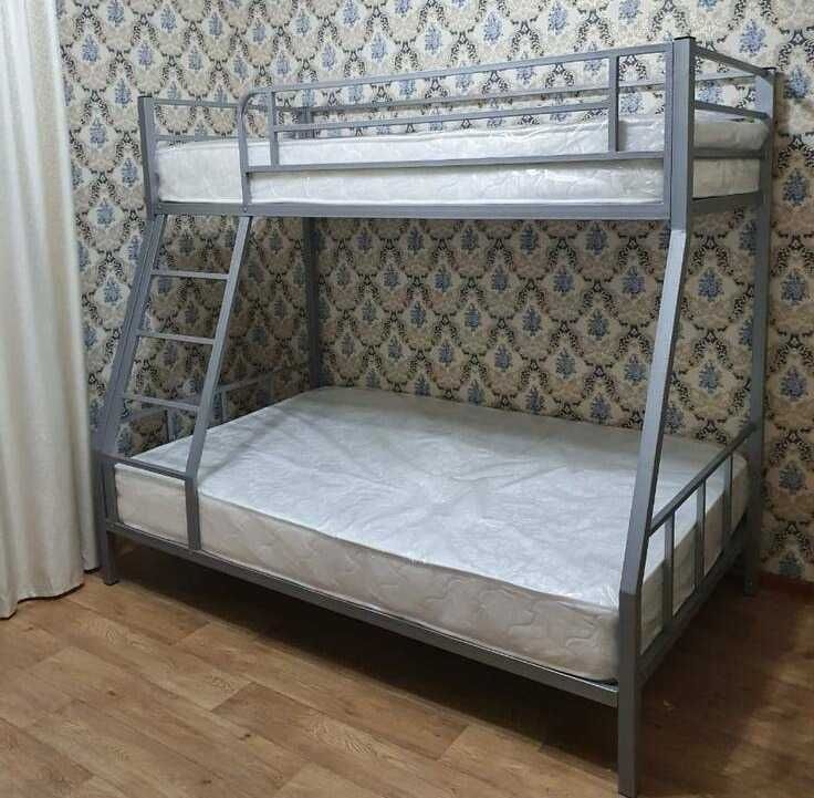 Металлическая двухъярусная кровать (двухярусная). Доставка бесплатно.