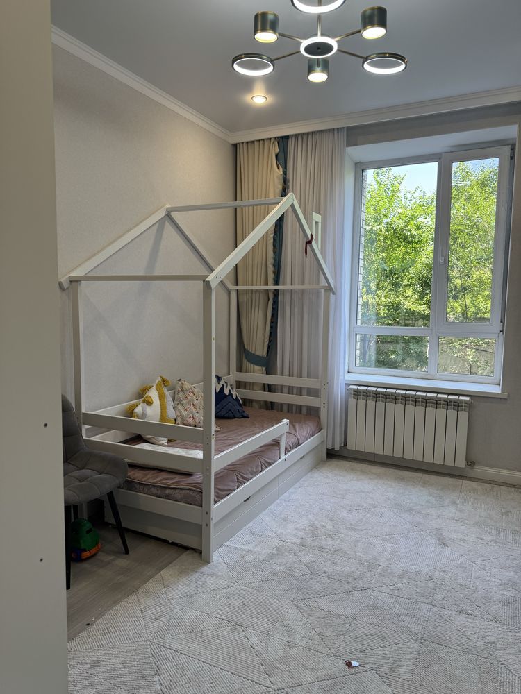 Продам детскую кроватку из  массива дерева