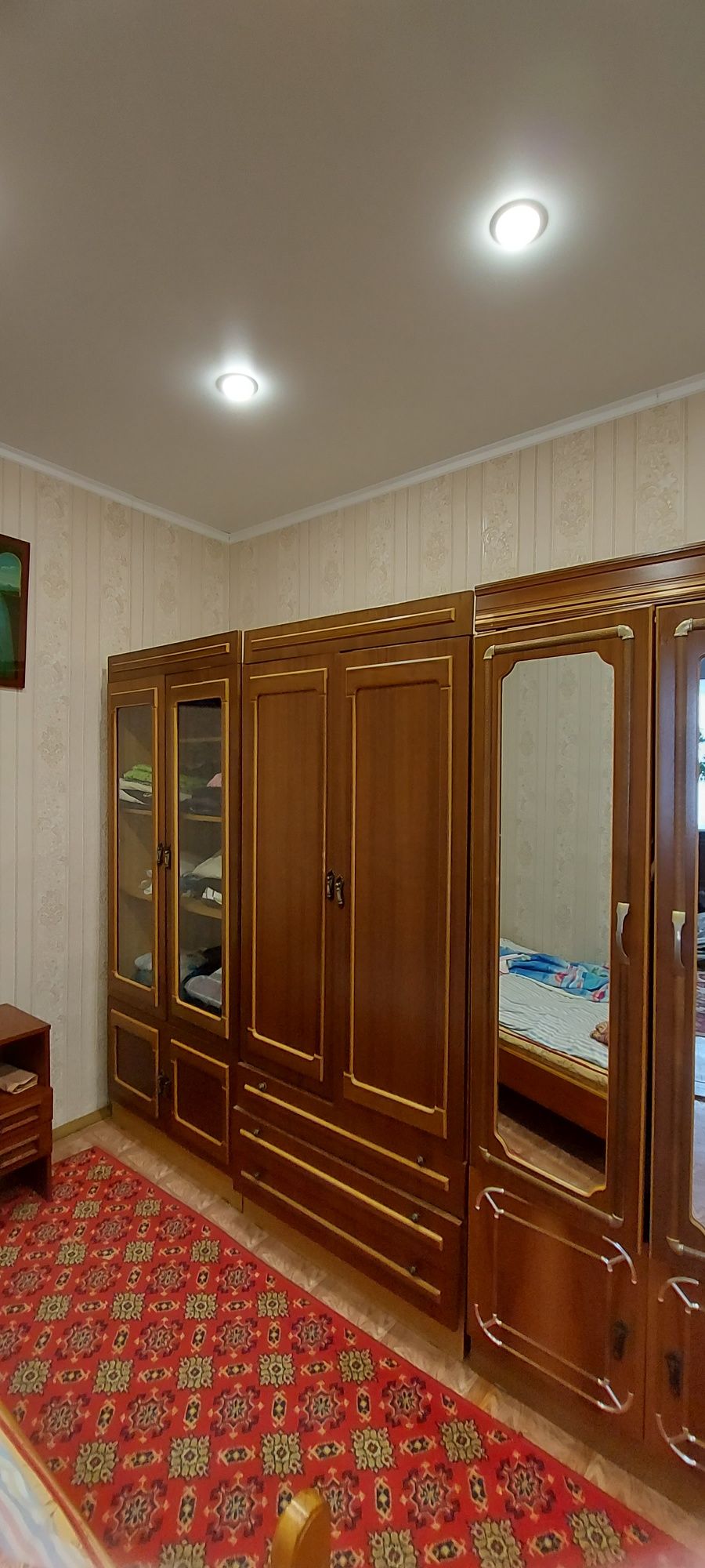 Продам Шкаф Сервант