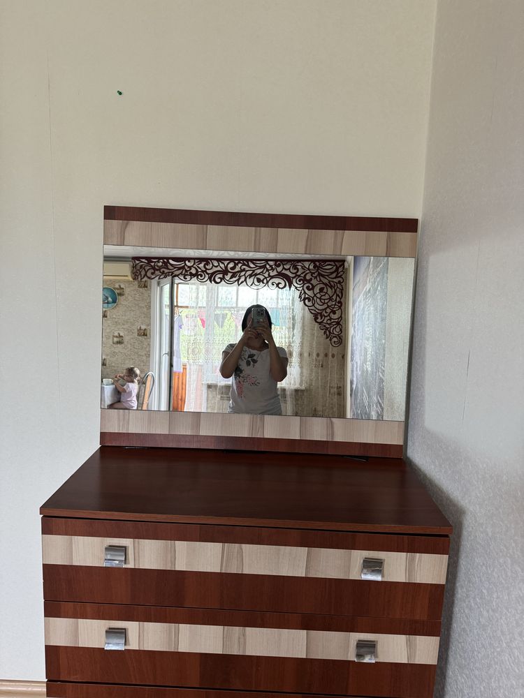 Продам комод с зеркалом бу