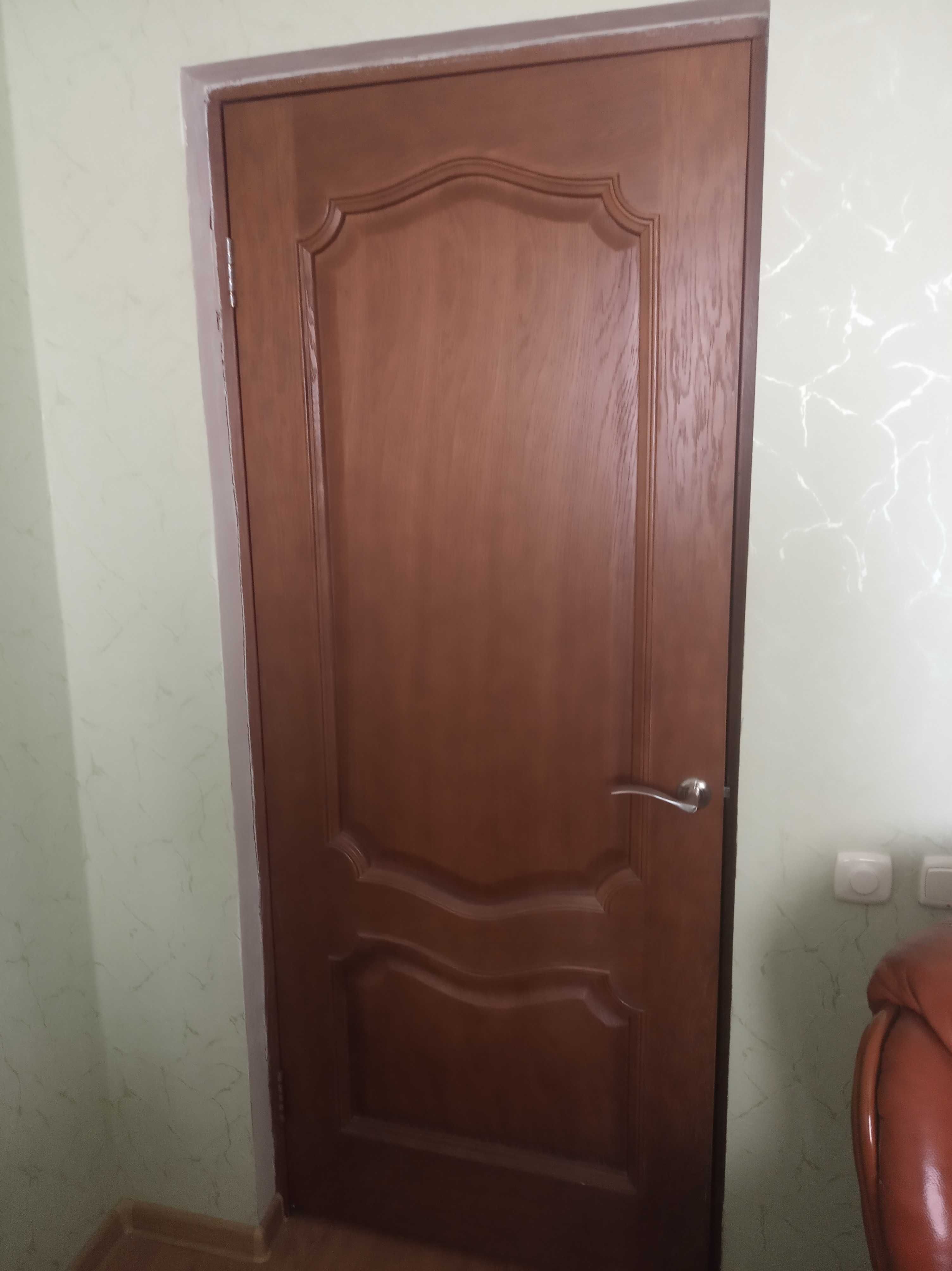 Двери межкомнатные, шпон. Добротные крепкие двери с ручками. На фото.