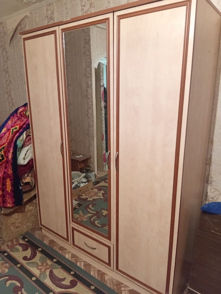 продам мясорубку, металл. вешалку, посуду б/у и др.