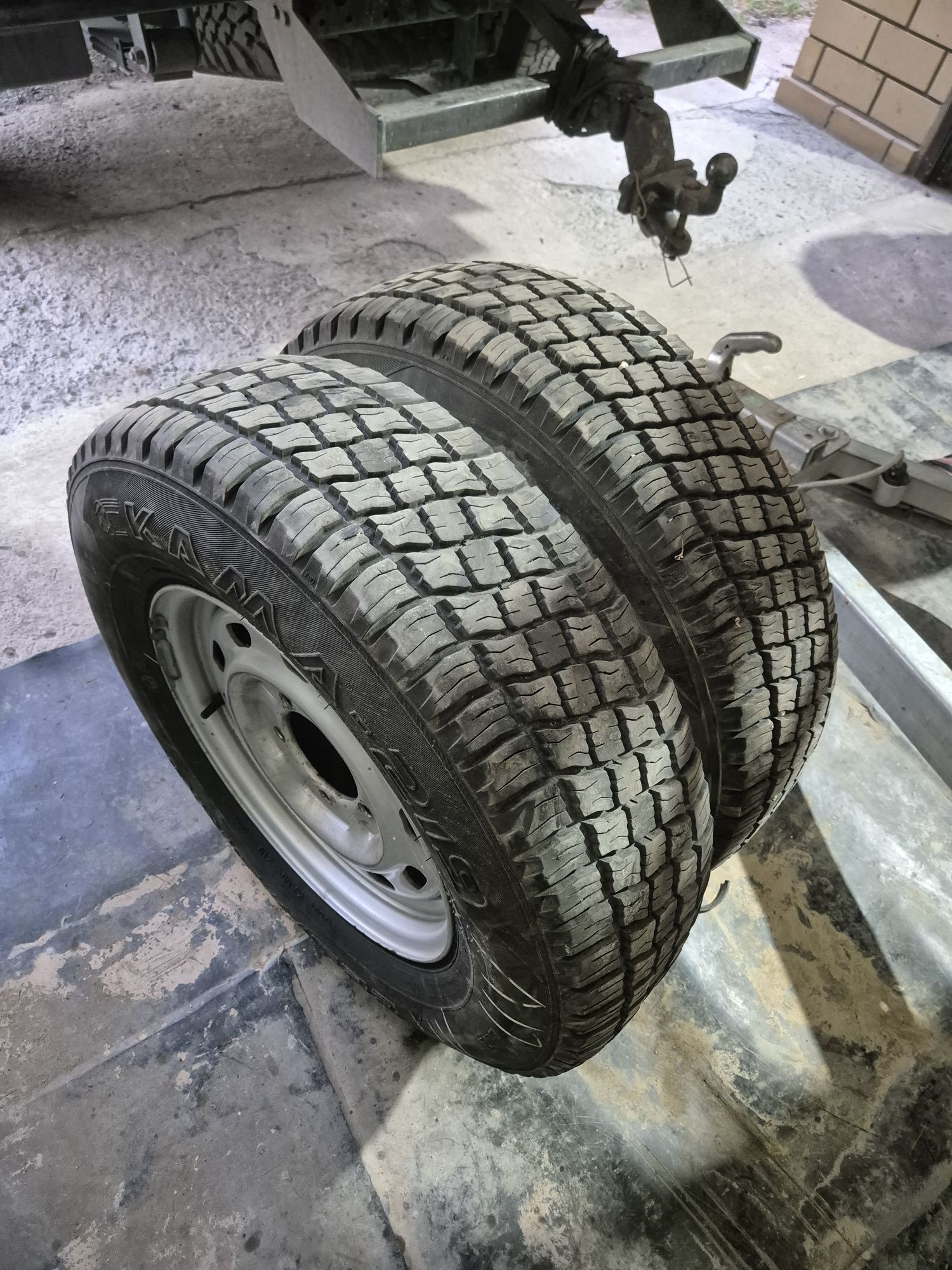 Продам  шины  225/75 R16