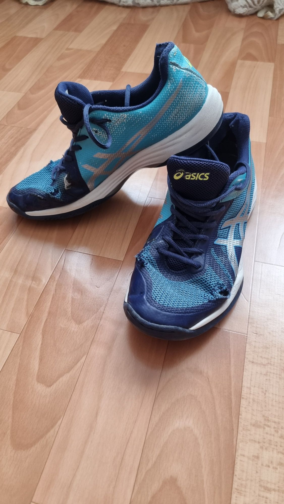 Волейбольные кроссовки asics
