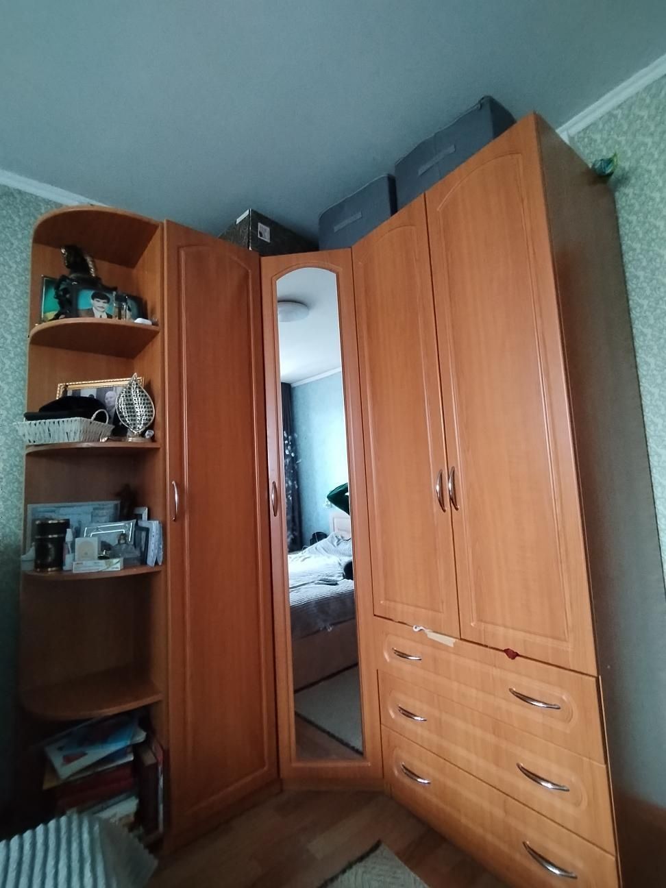 Угловой шкаф из дерева