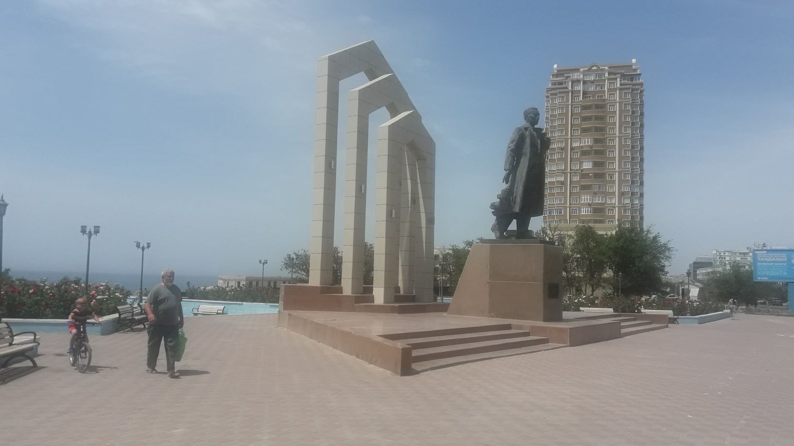 2-х комнатная кв. В 7 мкр, море через дорогу.