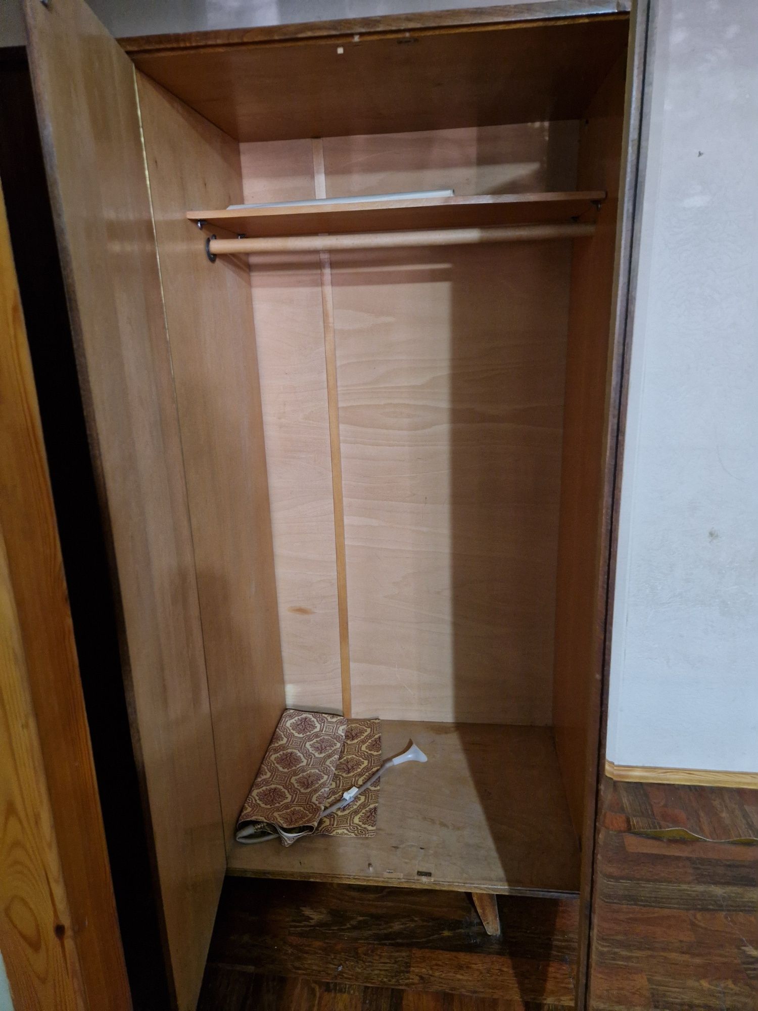 Продам сервант и шкаф