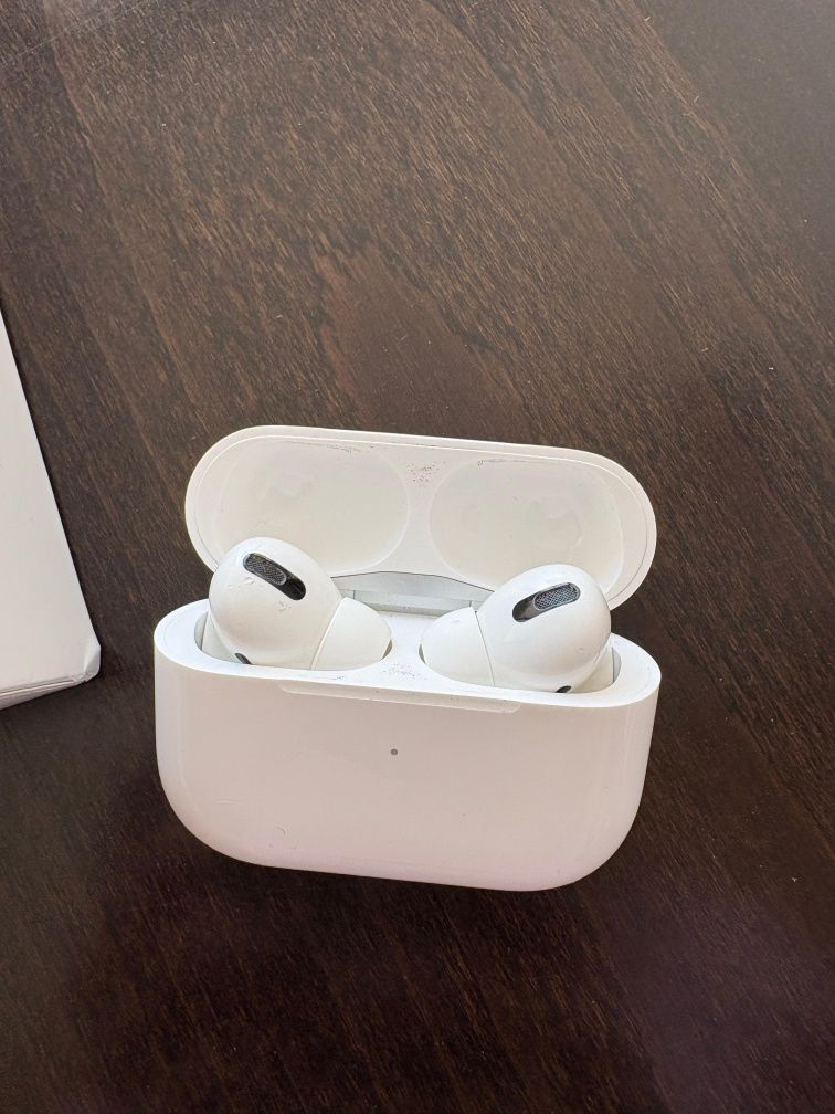 Air pods pro,есть чехол и каробка,состояние как новый