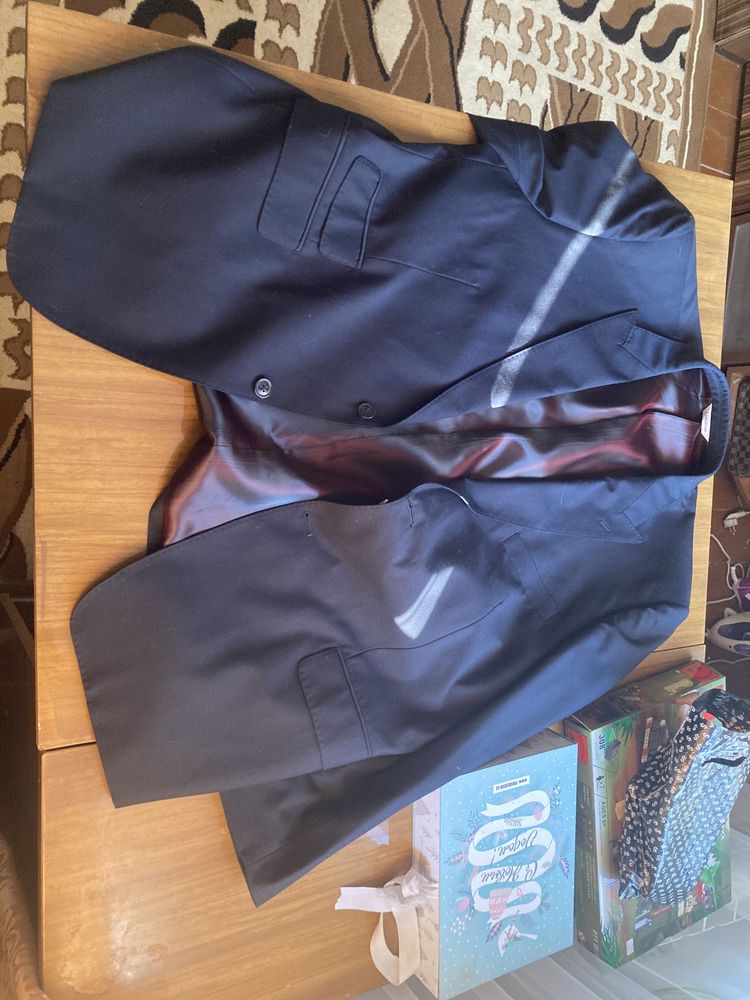 Продам строгий костюм Gino Valentino Milano