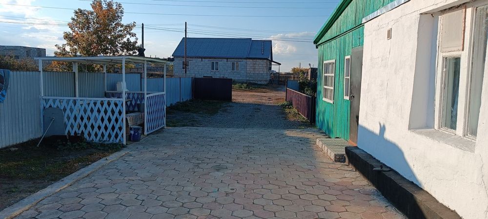 Продам четырехкомнатный дом в поселке Карашилик