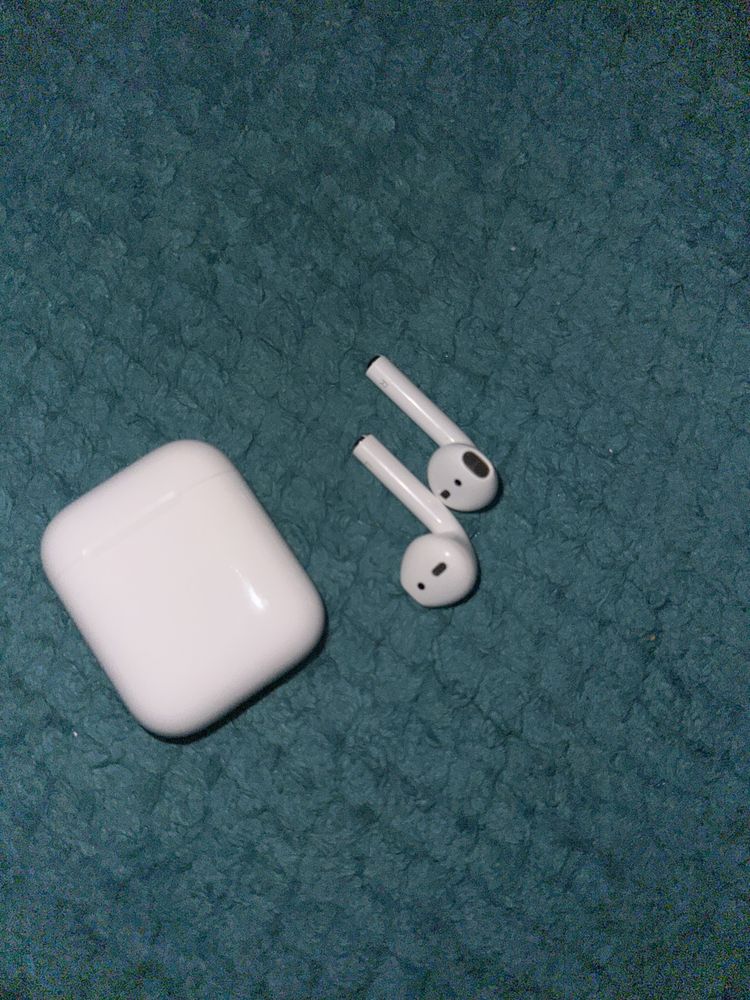 Наушники без проводные AirPods. В отличном состоянии!!!