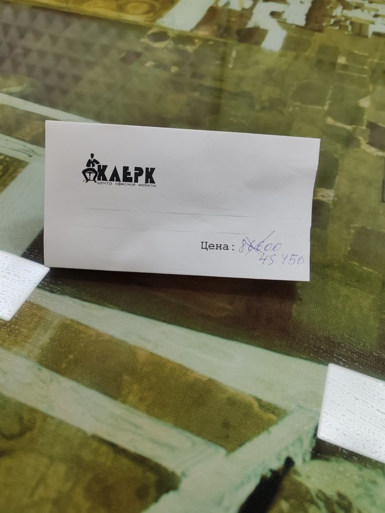 Стол стеклянный хорошего качества.