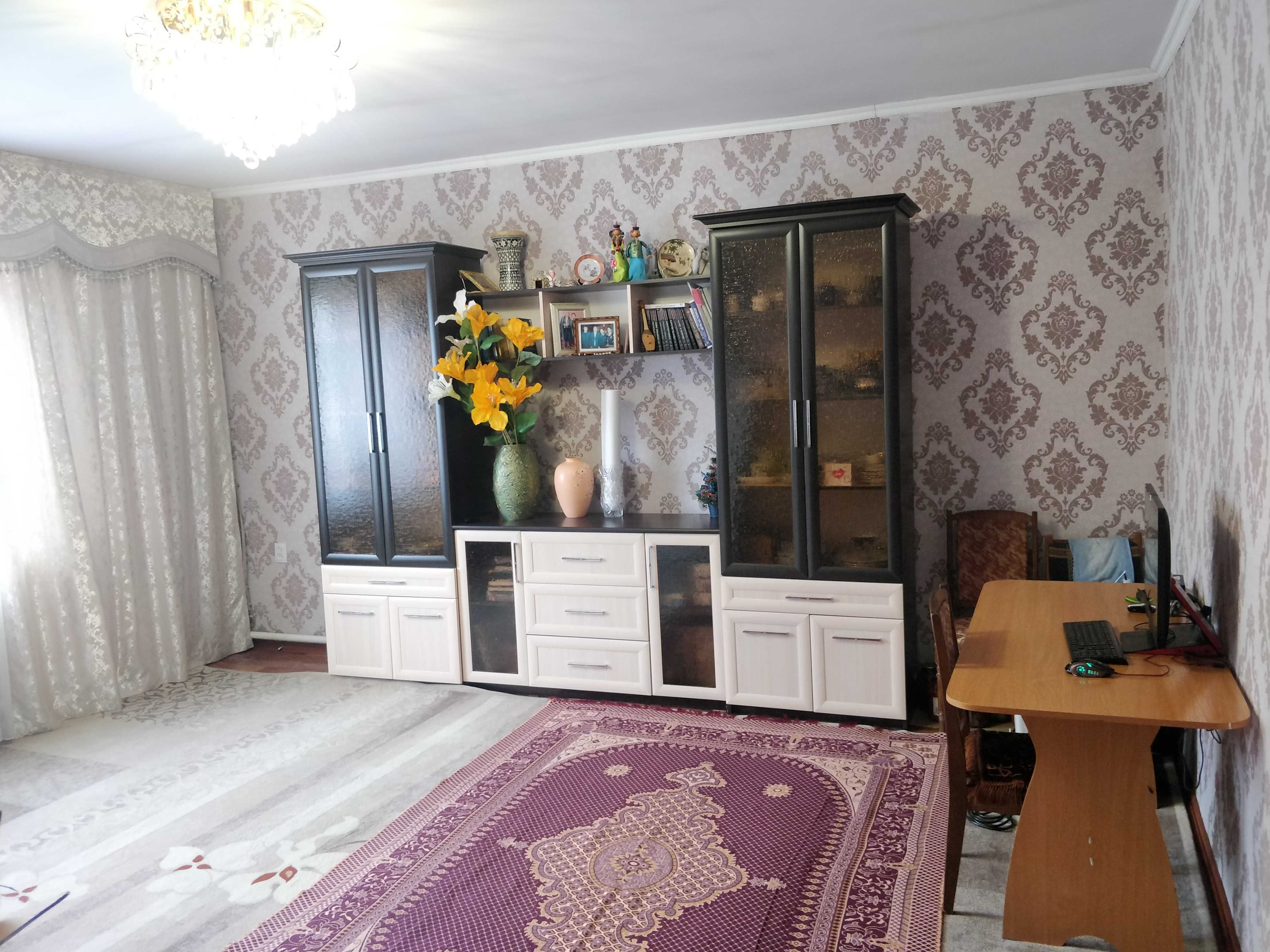 Мықты 3 бөлмелі шағын үй(дом), үлкен ас бөлмесімен, санузел, орталықта