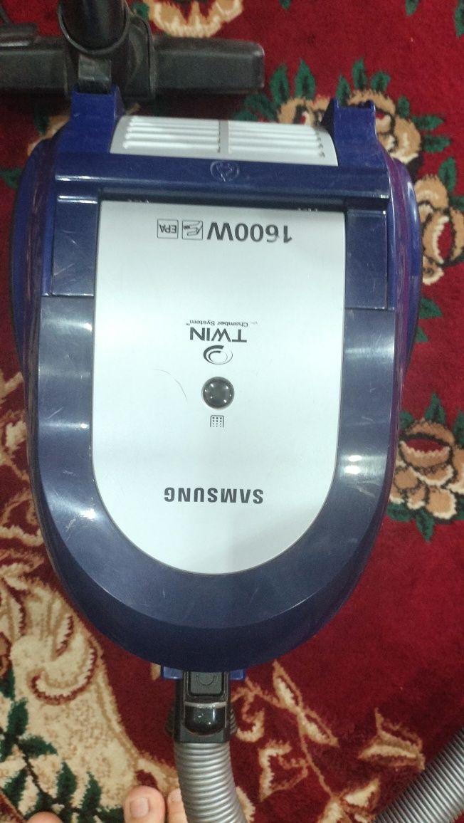 Продам пылесос самсунг  хороший состояние  стакан  1600  w