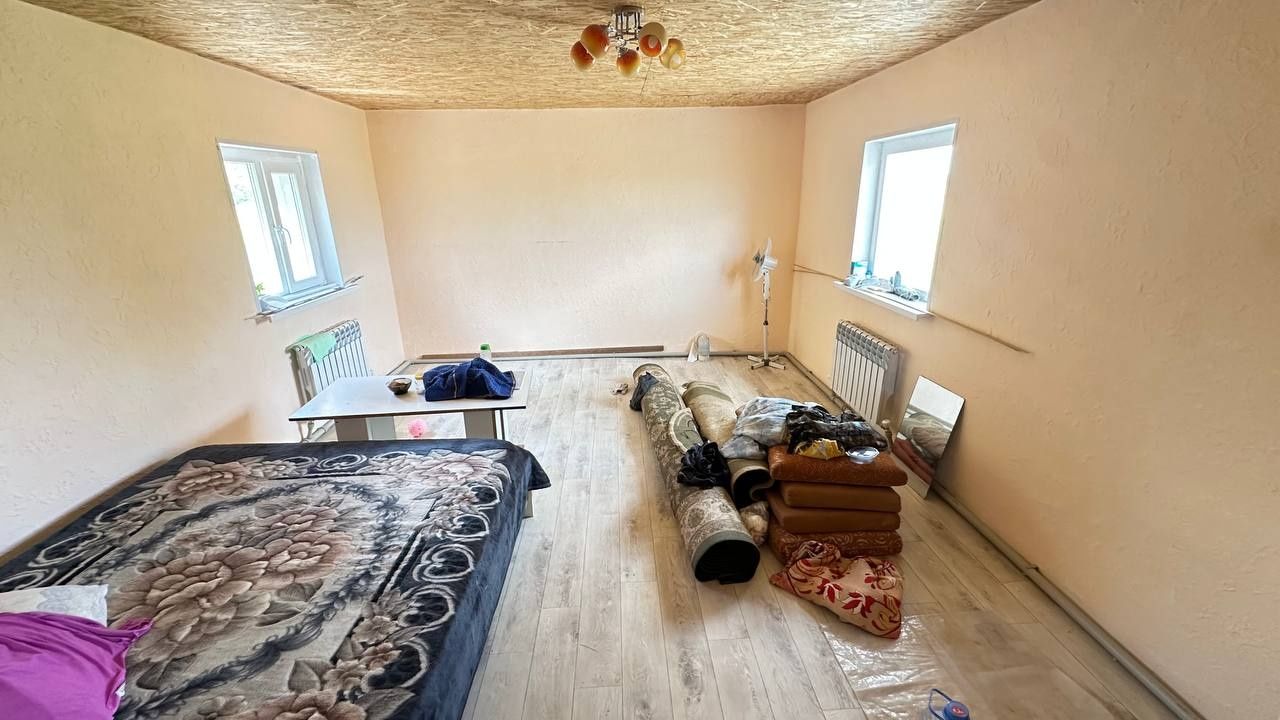 Продается участок с домом, Есть погреб, Большая комната,большая кухня.
