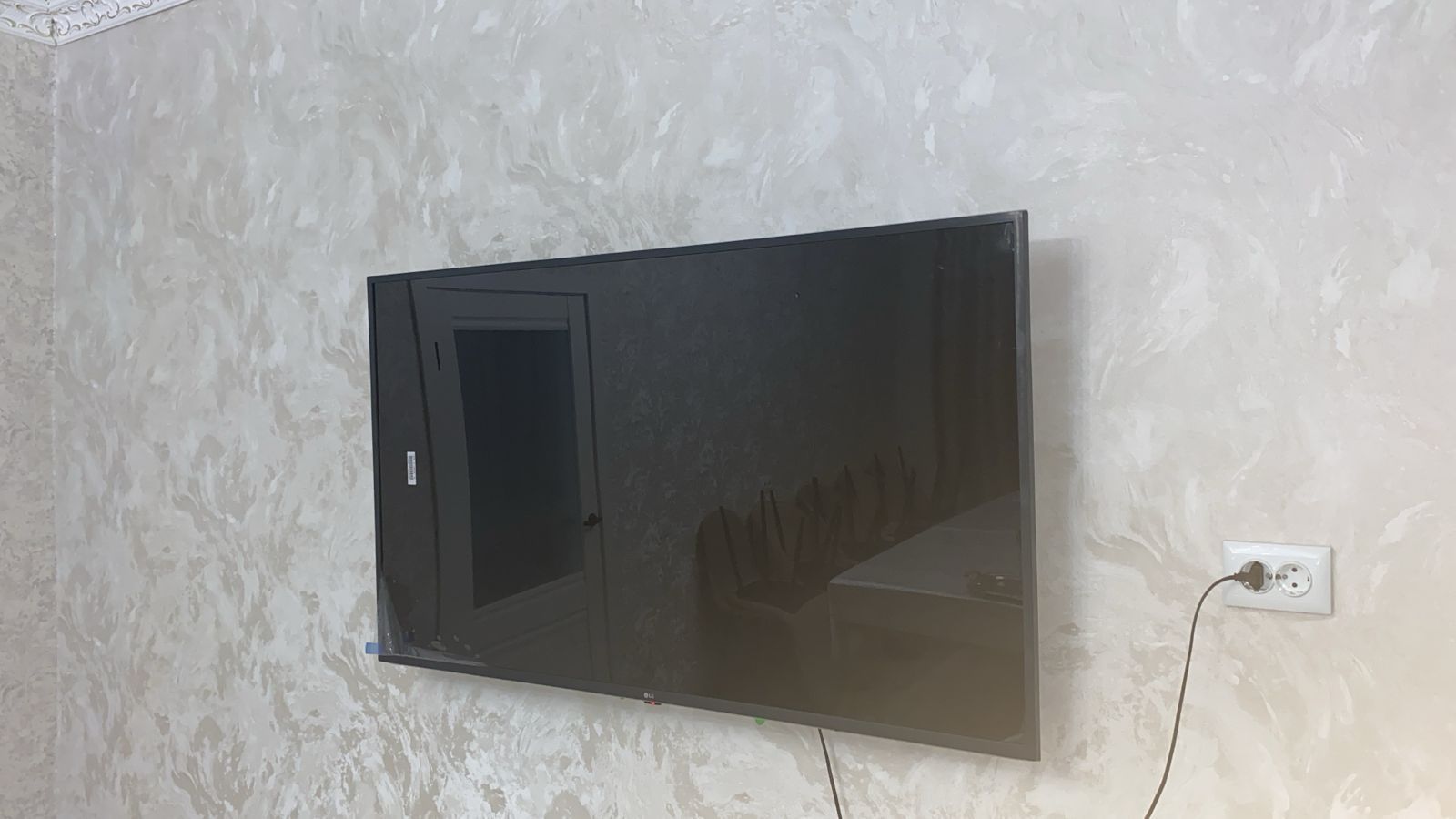 LG телевизор 155см