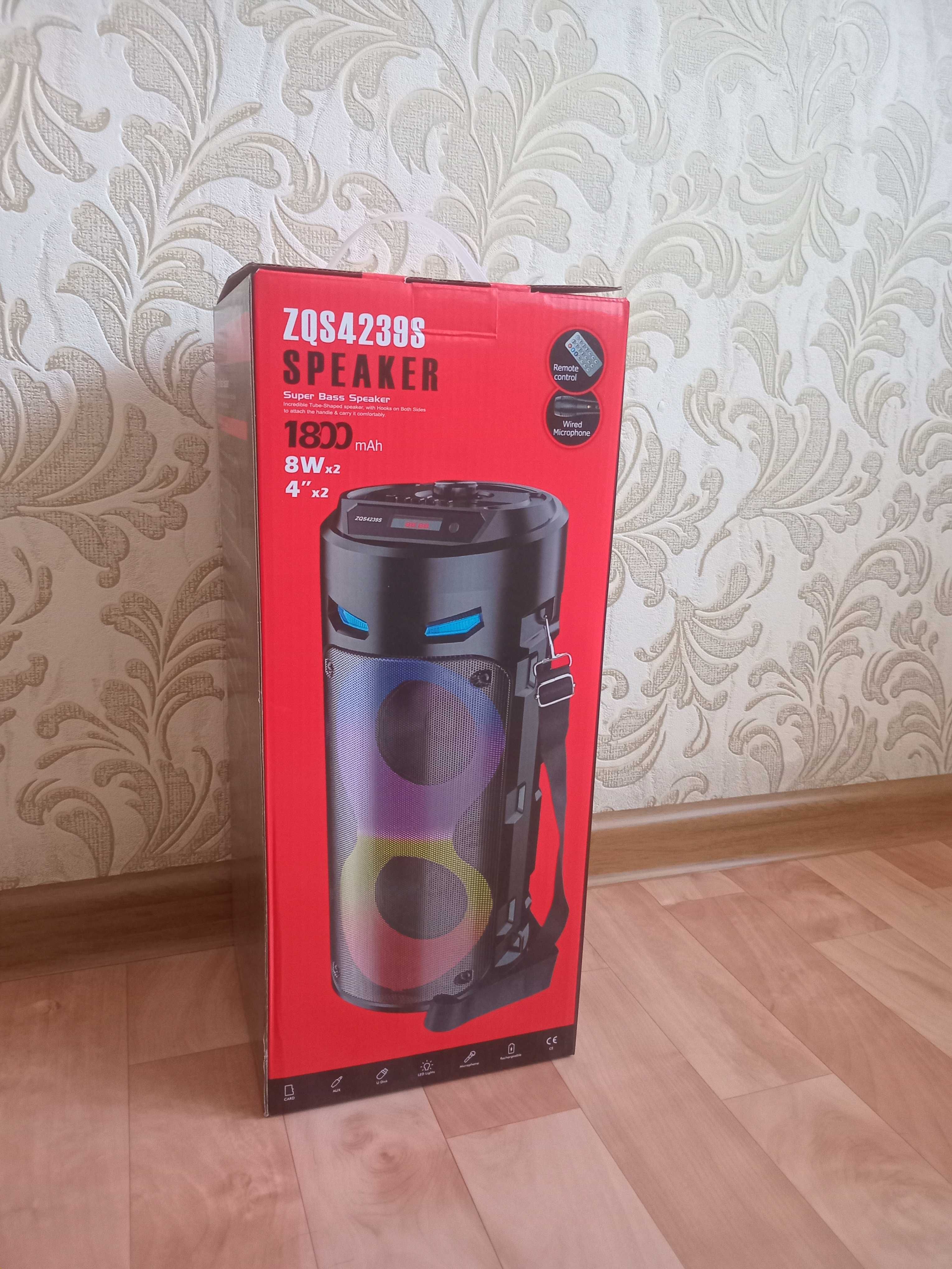 Портативная колонка новая , удобная с микрофоном.