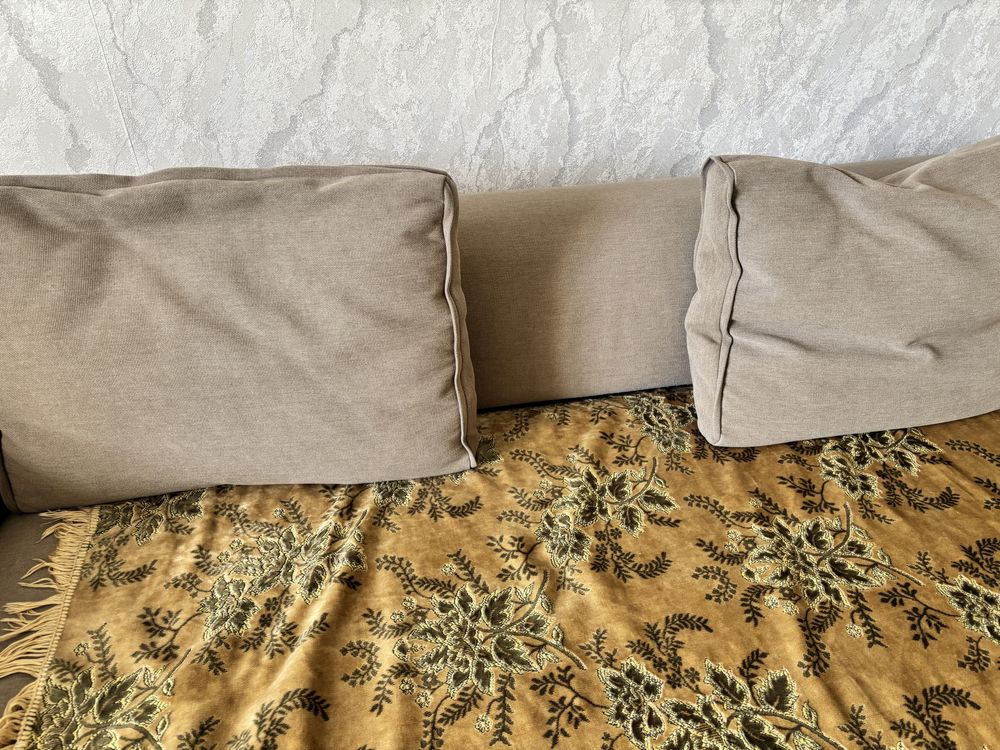 Продам срочно. Диван раздвижной и прихожая