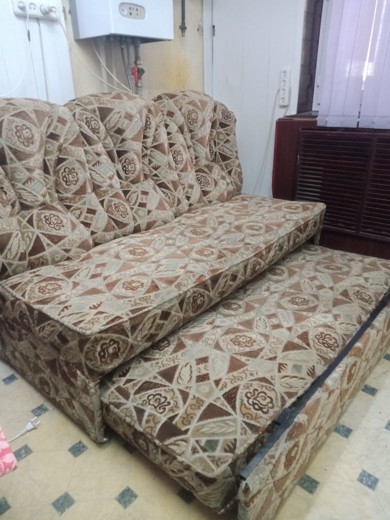 Продам диван( раскладной) , 2 кресла и угловой пуфик.