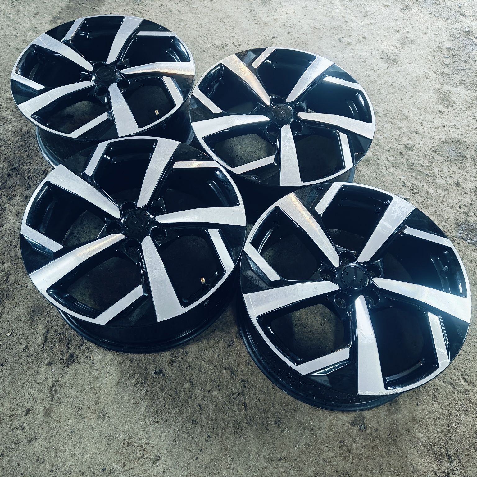 R19 PCD 5*114,3 Комплект легкосплавных дисков