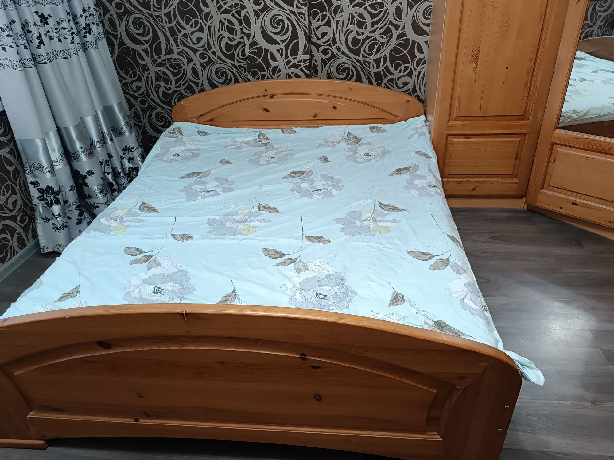 Продаю спальный гарнитур из натурального дерева