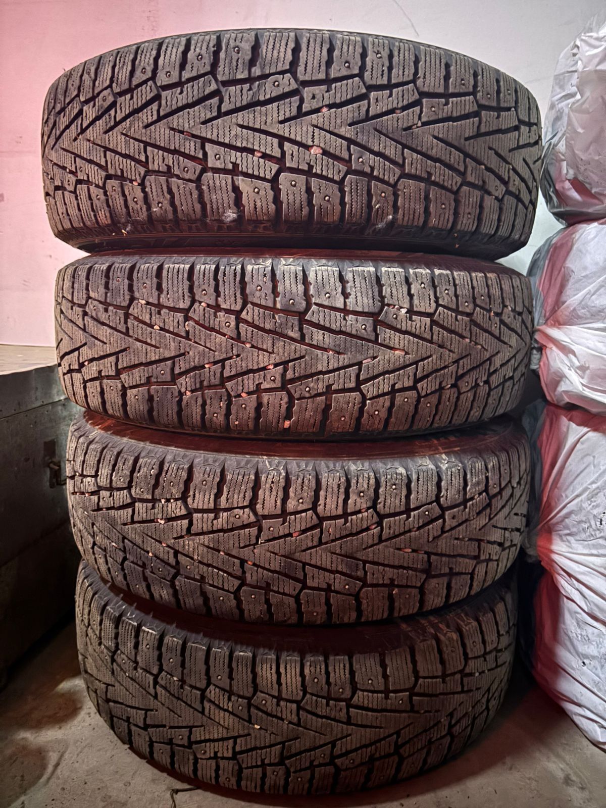 Продам комплект дисков с зимней резиной шипы Toyota R17