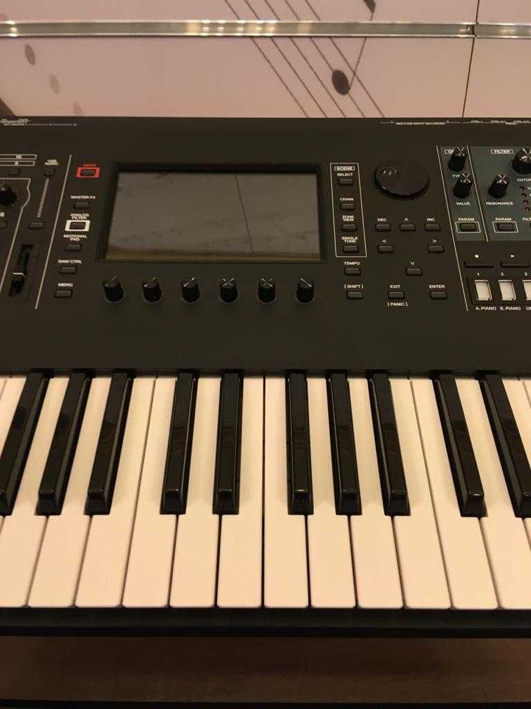Roland Fantom 6 синтезатор
