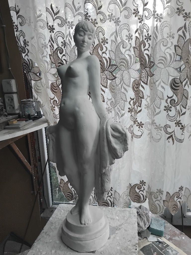 Скульптуры,  бюсты , гипсовые головы .