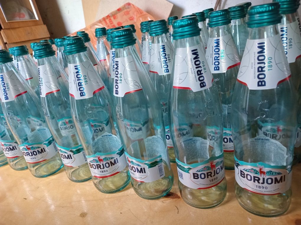 Продам стеклянные бутылки от Боржоми 500мл. 60 штк.