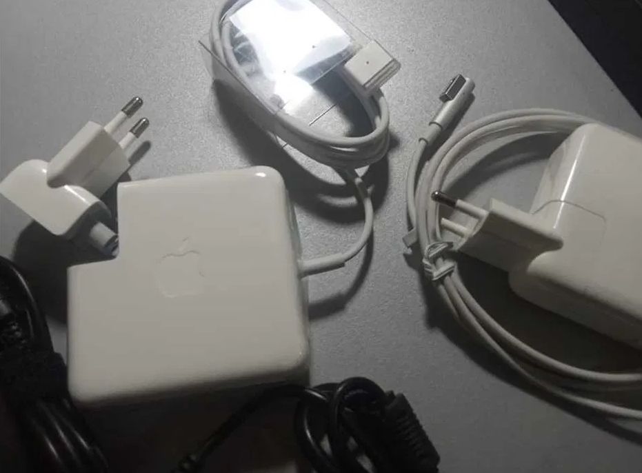 на MacBook 85W - зарядка, блок питания, шнур