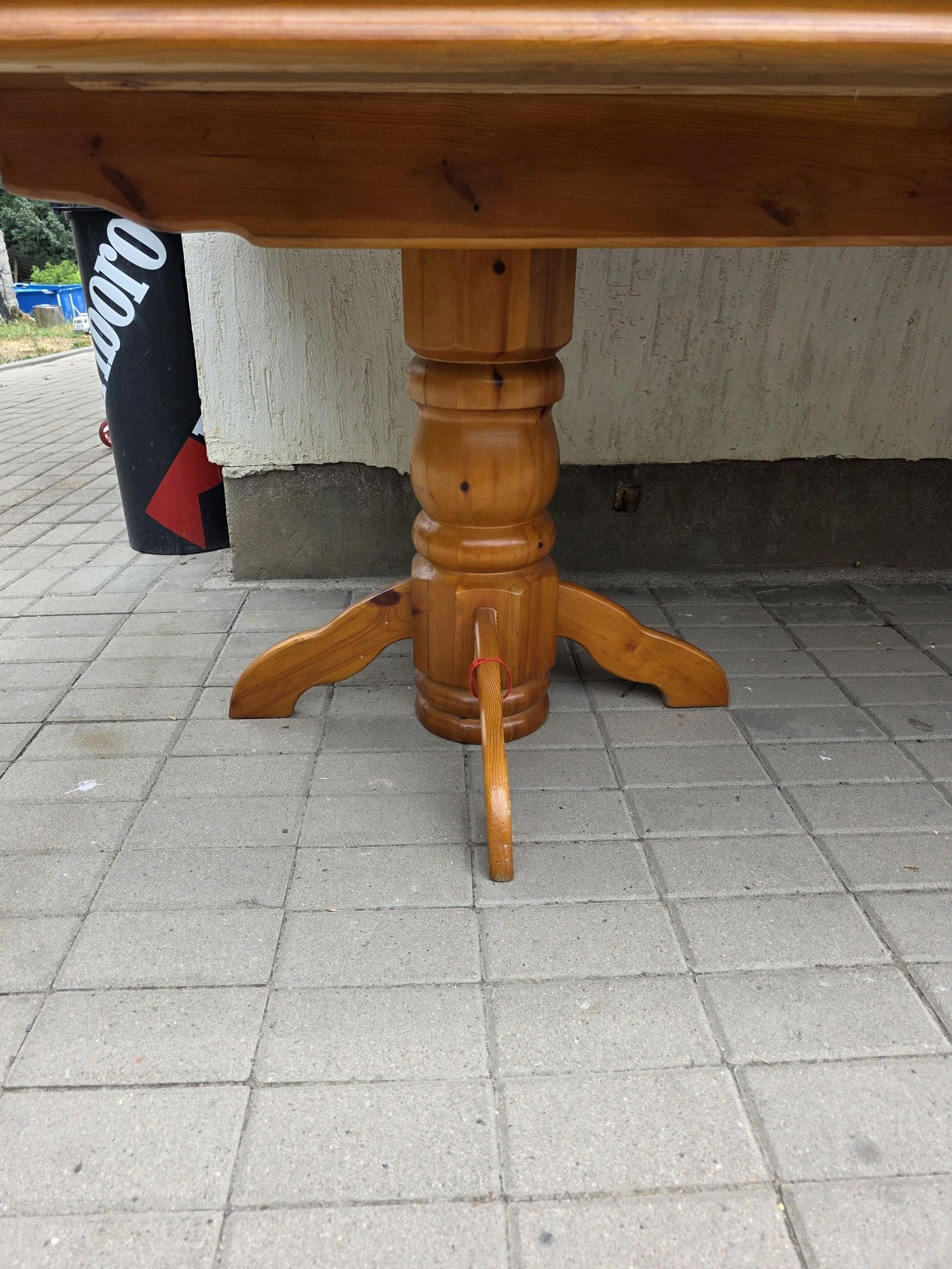 Деревянный стол.