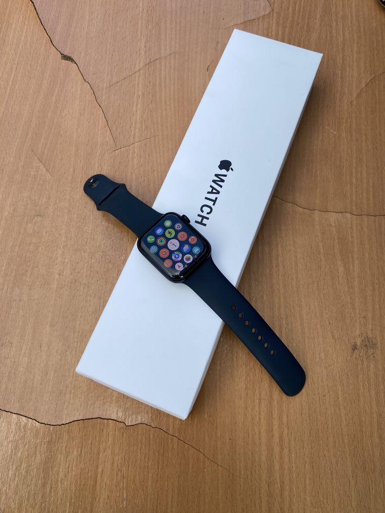 Продам срочно Apple Watch SE 44mm