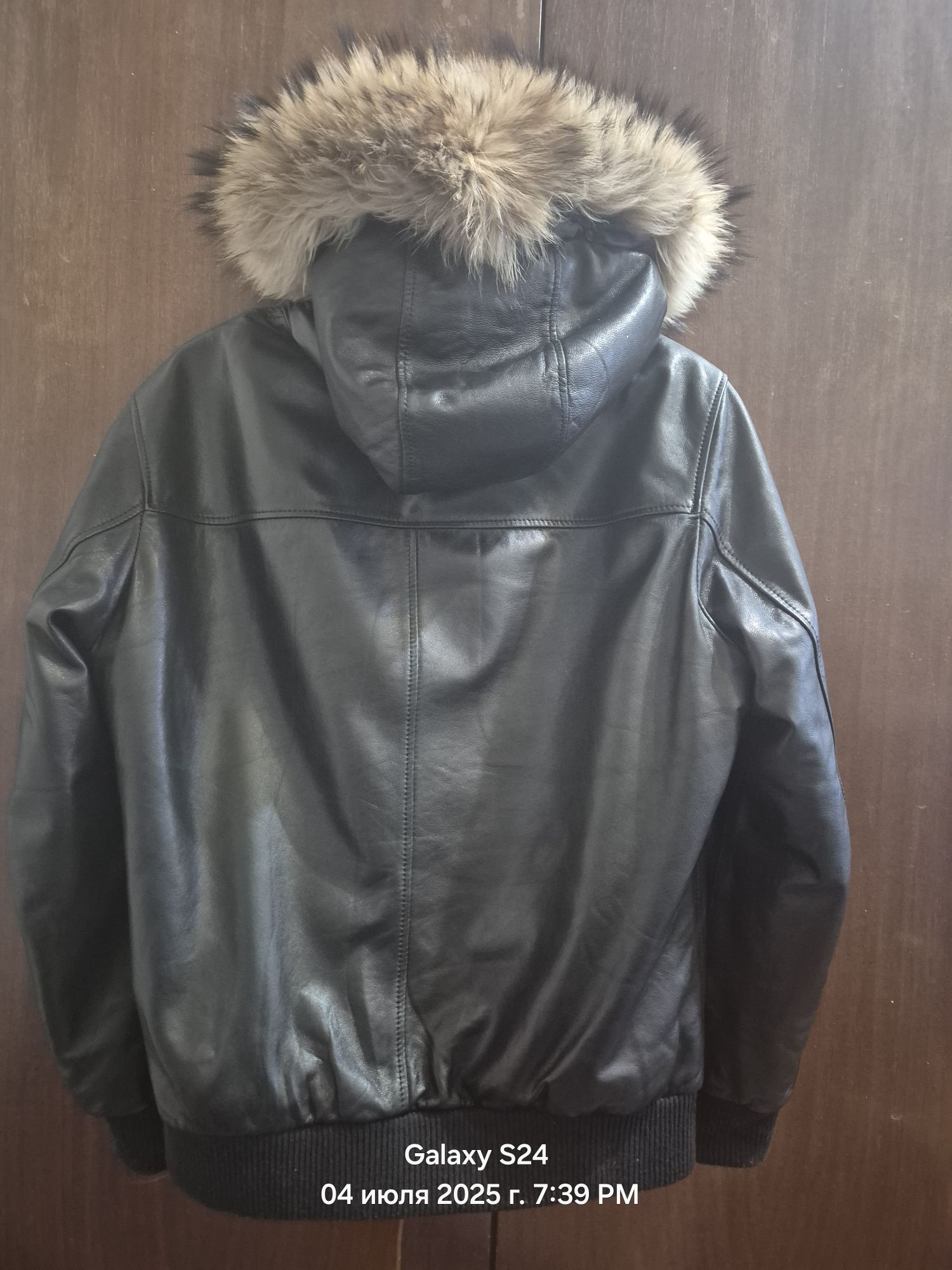 Продам две куртки из натуральной кожи.Зимняя с капюшоном и демисезоная