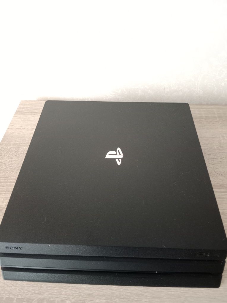 PlayStation 4 PRO 1TB с двумя контроллерами, с играми
