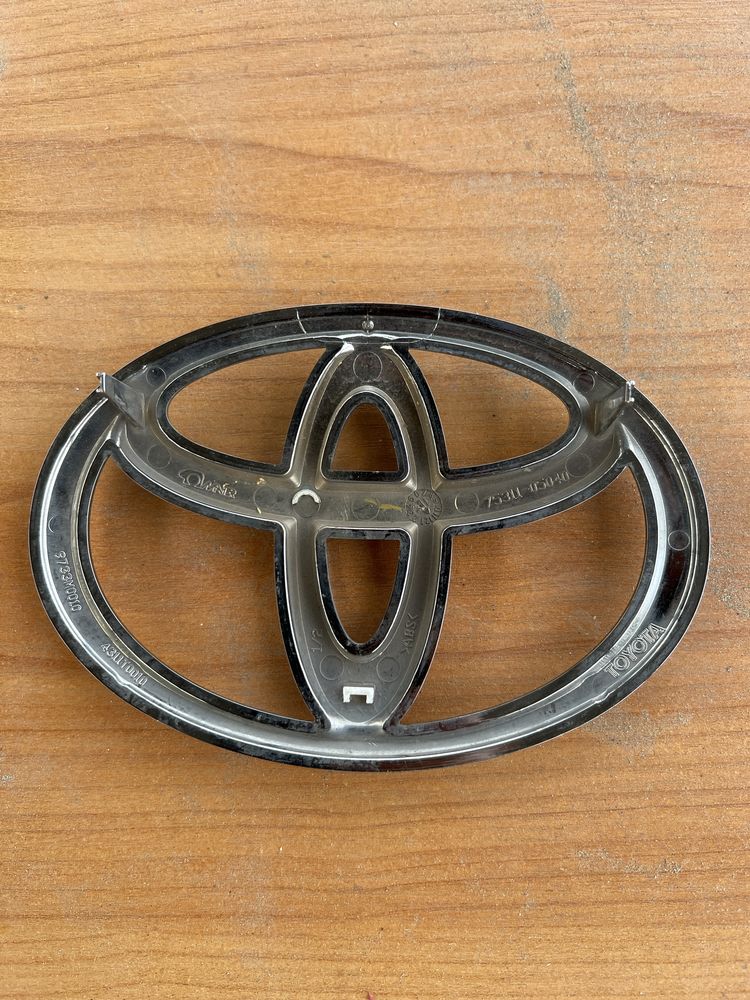 Оригинальный шильдик Toyota