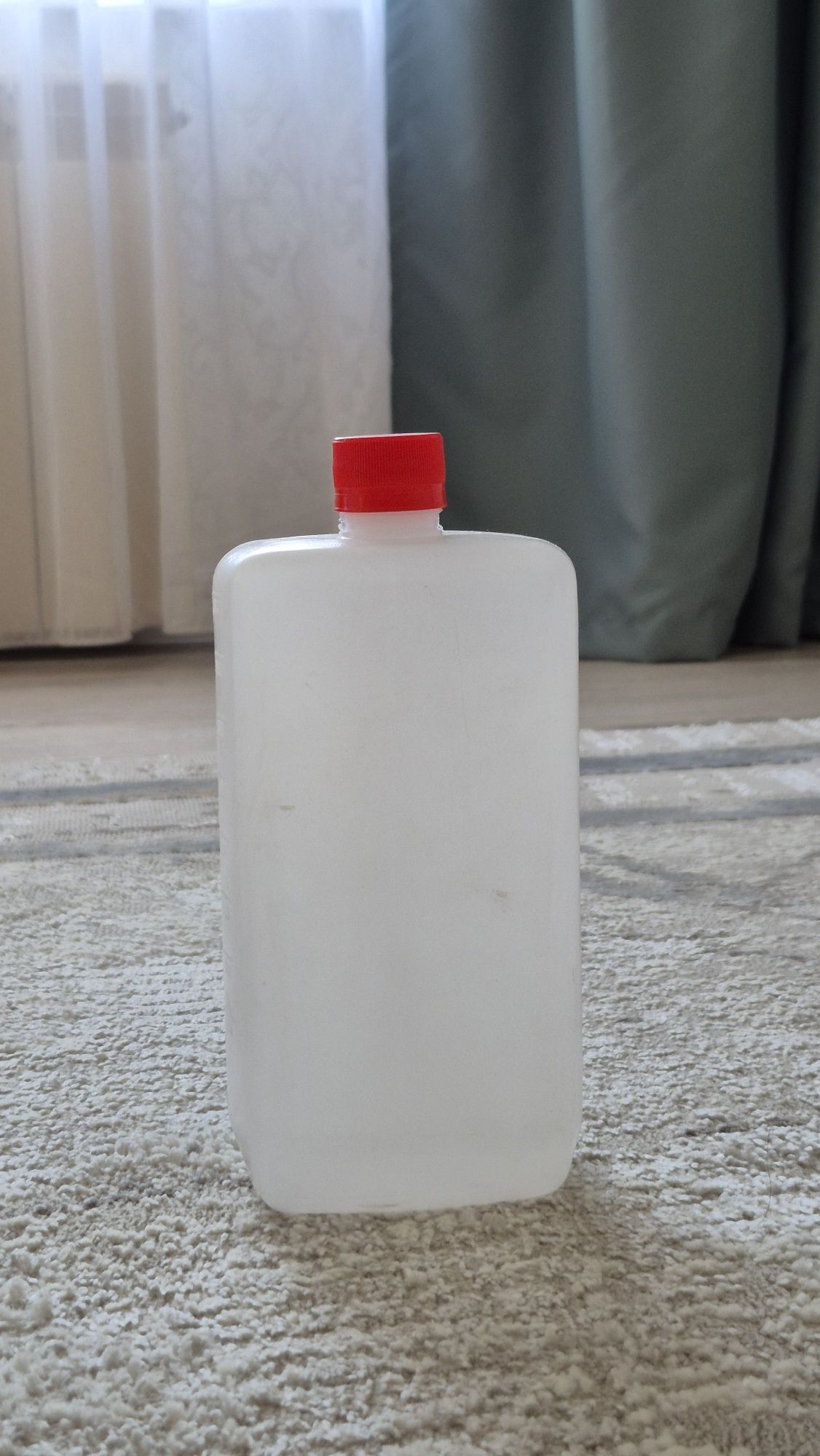 Продам пластиковую ёмкость 1л