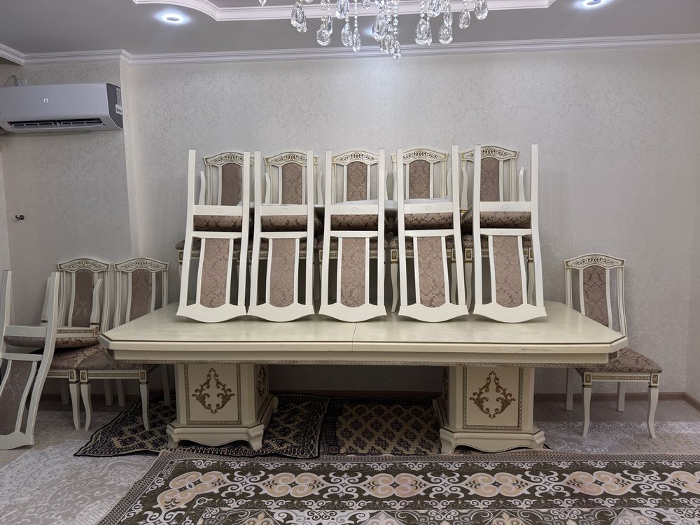 Стол и стулья в комплекте